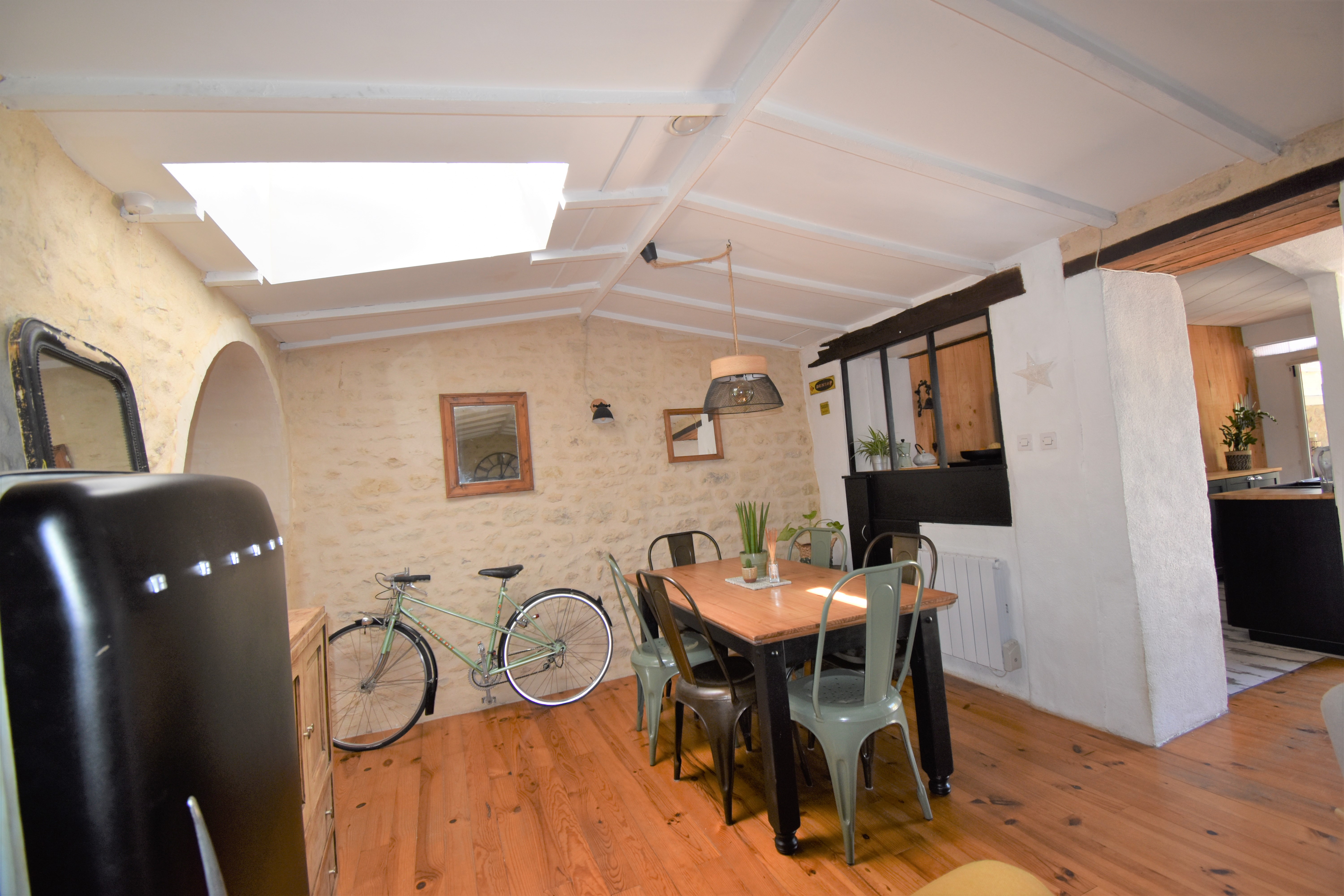 A SAINT JEAN D'ANGELY, CHARMANTE MAISON DE VILLE ATYPIQUE SUR 198 M² DE